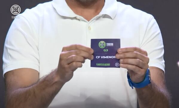 El instante en el que el entrenador del Ejea sacó la bola del Vimenor