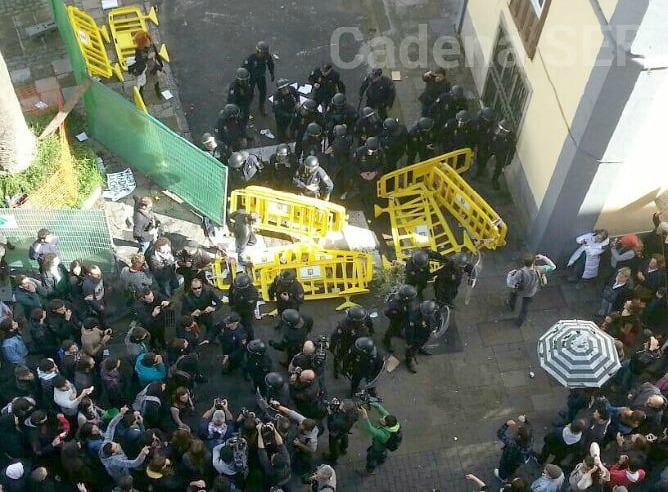 La Policía Nacional custodia un lateral de la Catedral de La Laguna