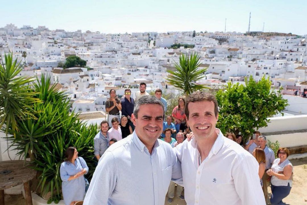 José Ortiz (izq) junto a Pablo Casado 