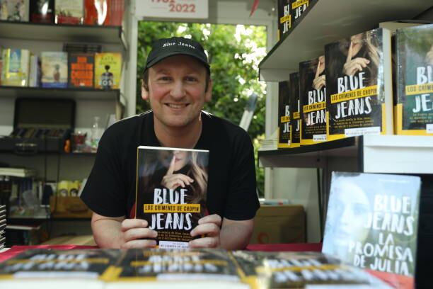 Blue Jeans firma ejemplares en la Feria del Libro de Madrid. (Photo By Isabel Infantes/Europa Press via Getty Images)