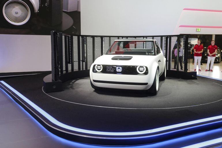 BAB127 FRÁNCFORT (ALEMANIA).- El prototipo Urban EV, el primer vehículo eléctrico de la marca japonesa Honda exclusivo para el mercado europeo, durante su presentación en el Salón del Automóvil de Fráncfort, Alemania, hoy 12 de septiembre de 2017. El Saló