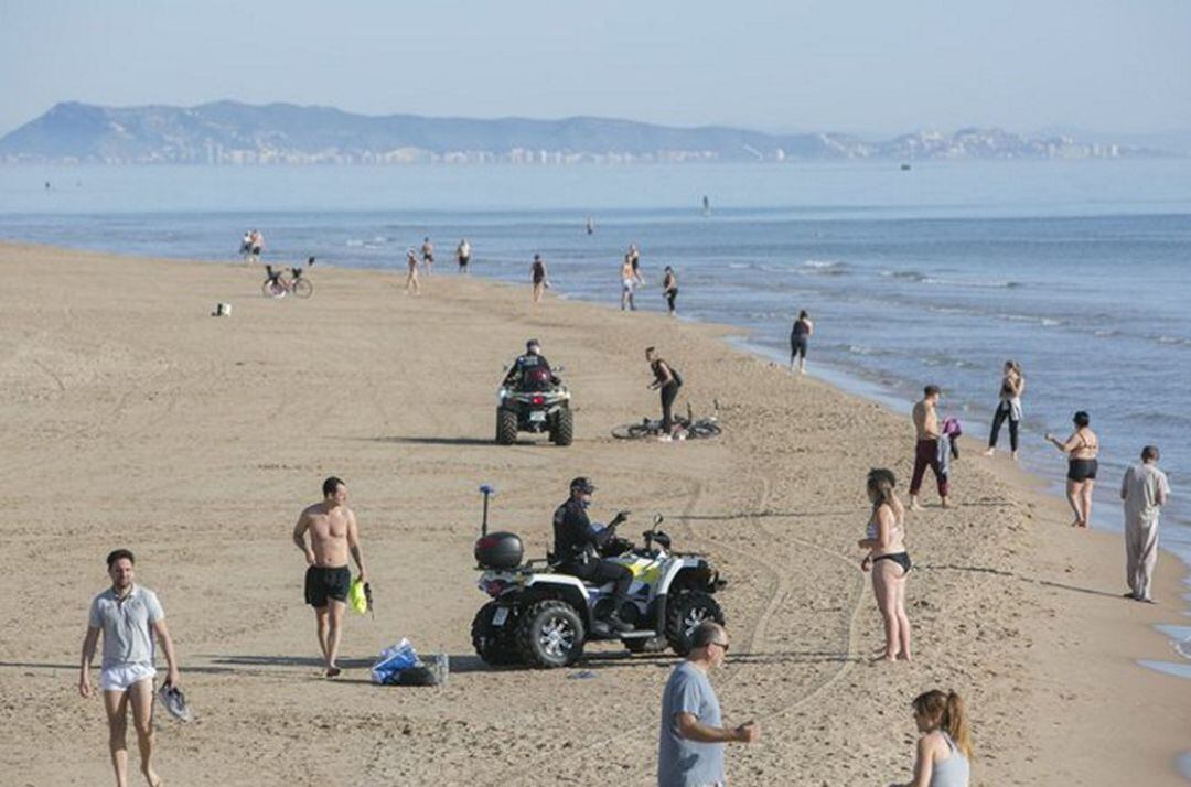 Vigilancia policial con quads en la playa de Gandia 