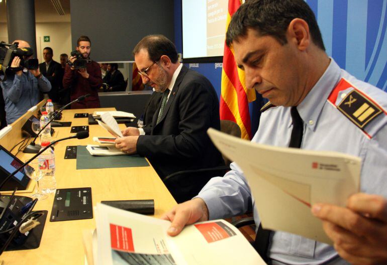 El conseller d'Interior, Ramon Espadaler i el comissari en cap, Josep Lluís Trapero presenten el balanç delinqüencial de 2014