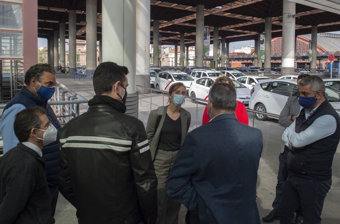 La candidata de Más Madrid a la Presidencia de la Comunidad de Madrid, Mónica García, se reúne con componentes del sector del taxi en la salida del Ave de la Estación de Atocha Renfe.