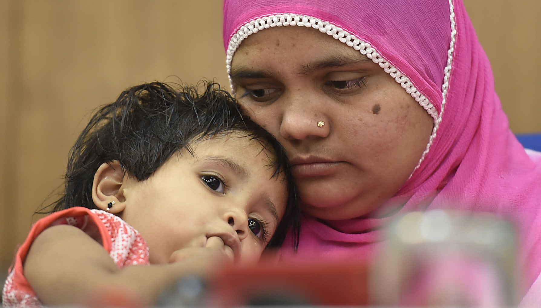 Bilkis Bano, víctima d euna vilación en grupo, en una rueda de prensa celebrada en 2017, tras la sentencia que condenó a los agresores (Raj K Raj/Hindustan Times via Getty Images).