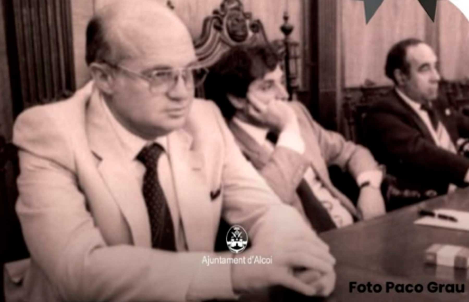 Vicente Boronat, en primer plano, junto al alcalde José Sanus, en el primer gobierno democrático de concentración del Ayuntamiento de Alcoy