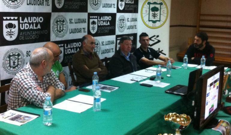 Presentación del ciclocross de Laudio en la sede de la Sociedad Ciclista Llodiana.