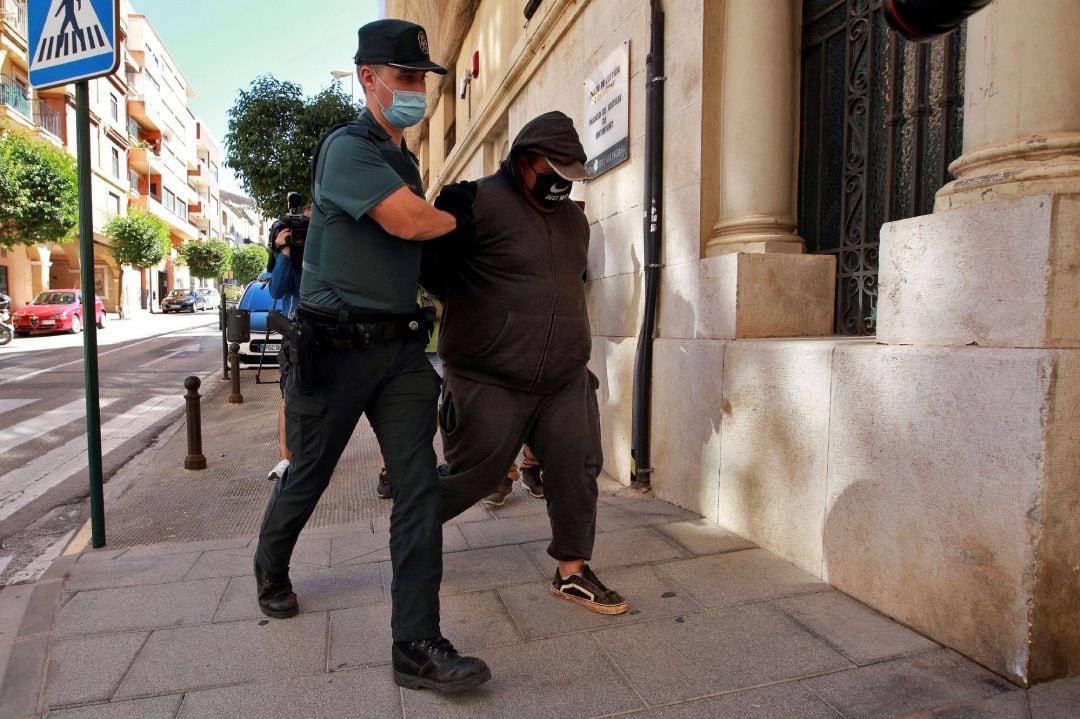 Un dels detinguts entrant al jutjat