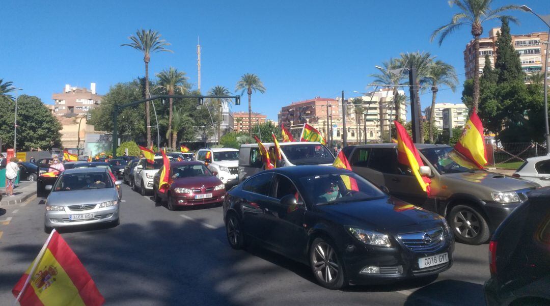 Centenares de personas censuran en Murcia al Gobierno convocados por Vox