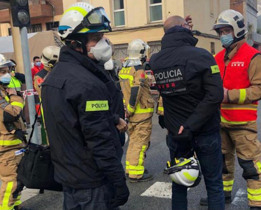 Dos especialistes en incendis de la Policia Científica al foc de Badalona
