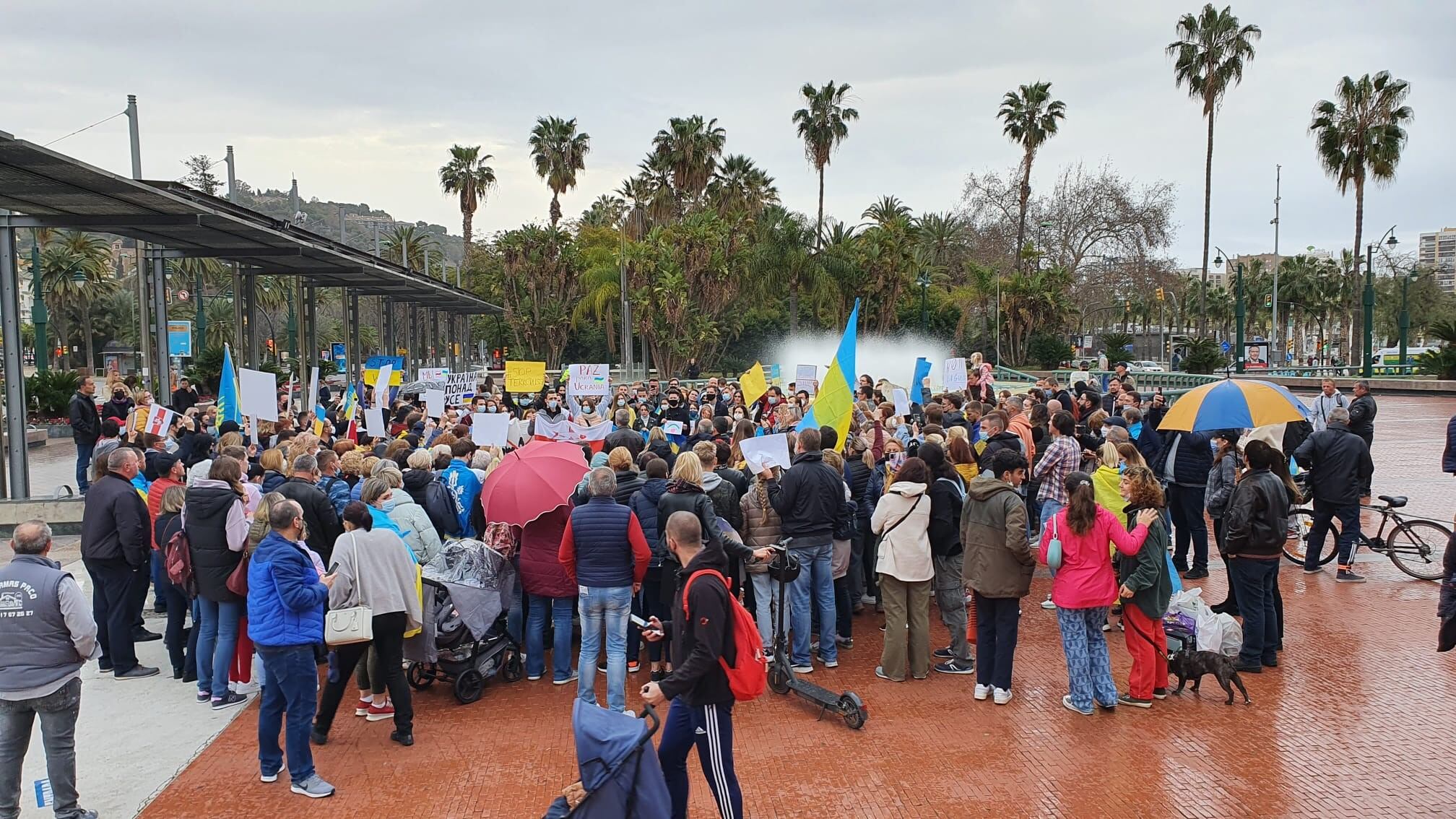 Concentración de ucranianos en la plaza de la Marina de Málaga este jueves
