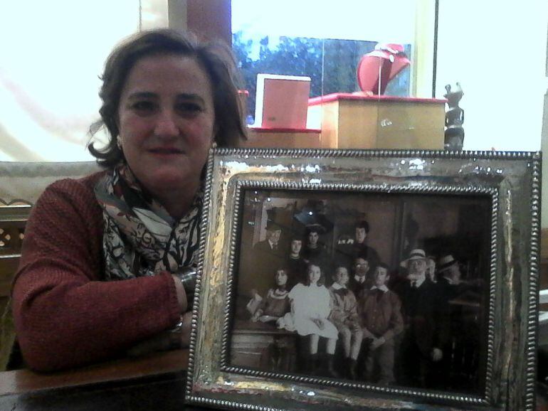 Ascensión Anitua con una foto de su familia