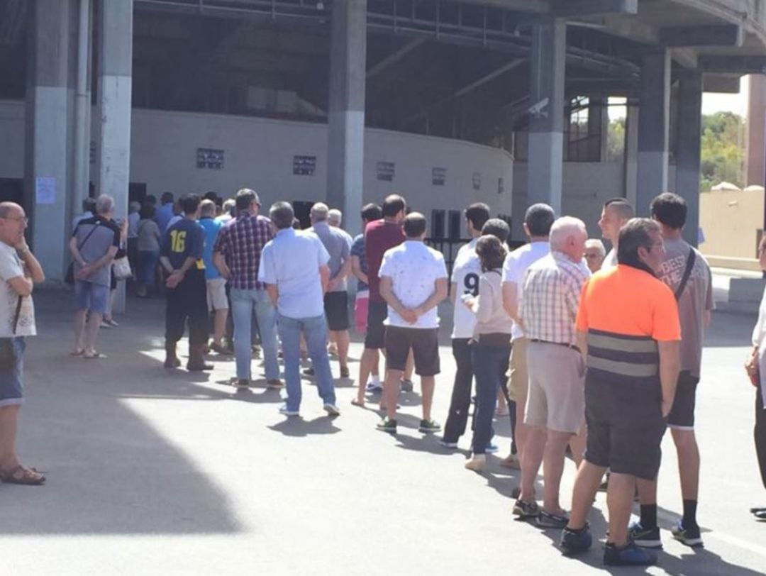 Colas en las taquillas del estadio José Rico Pérez