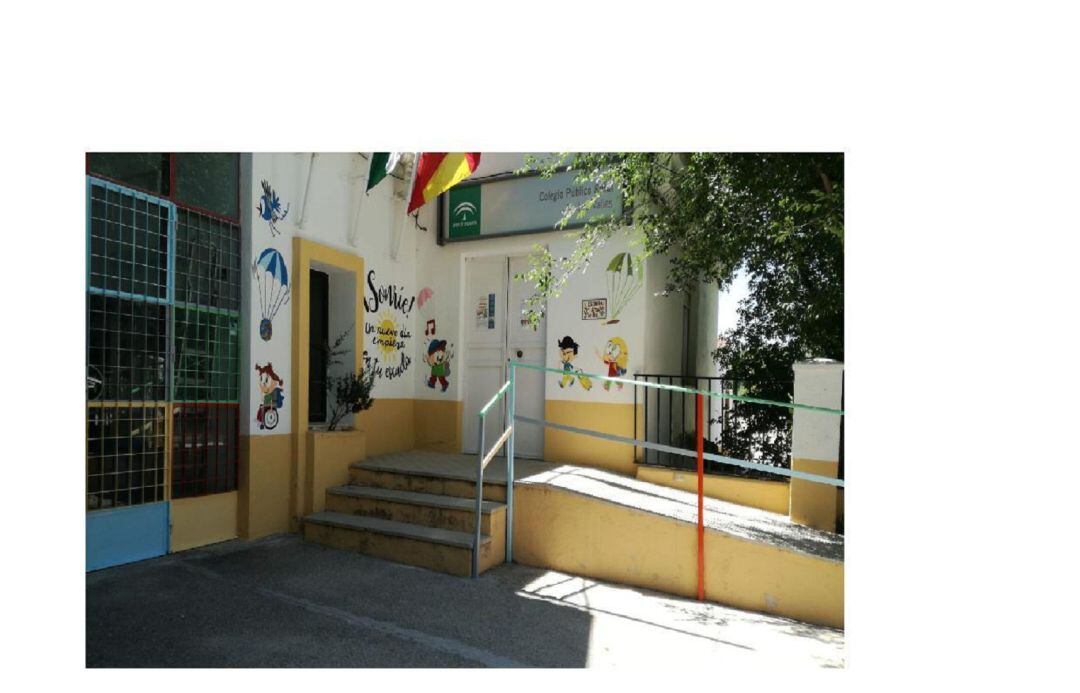 Entrada principal del colegio Los Valles de Collejares