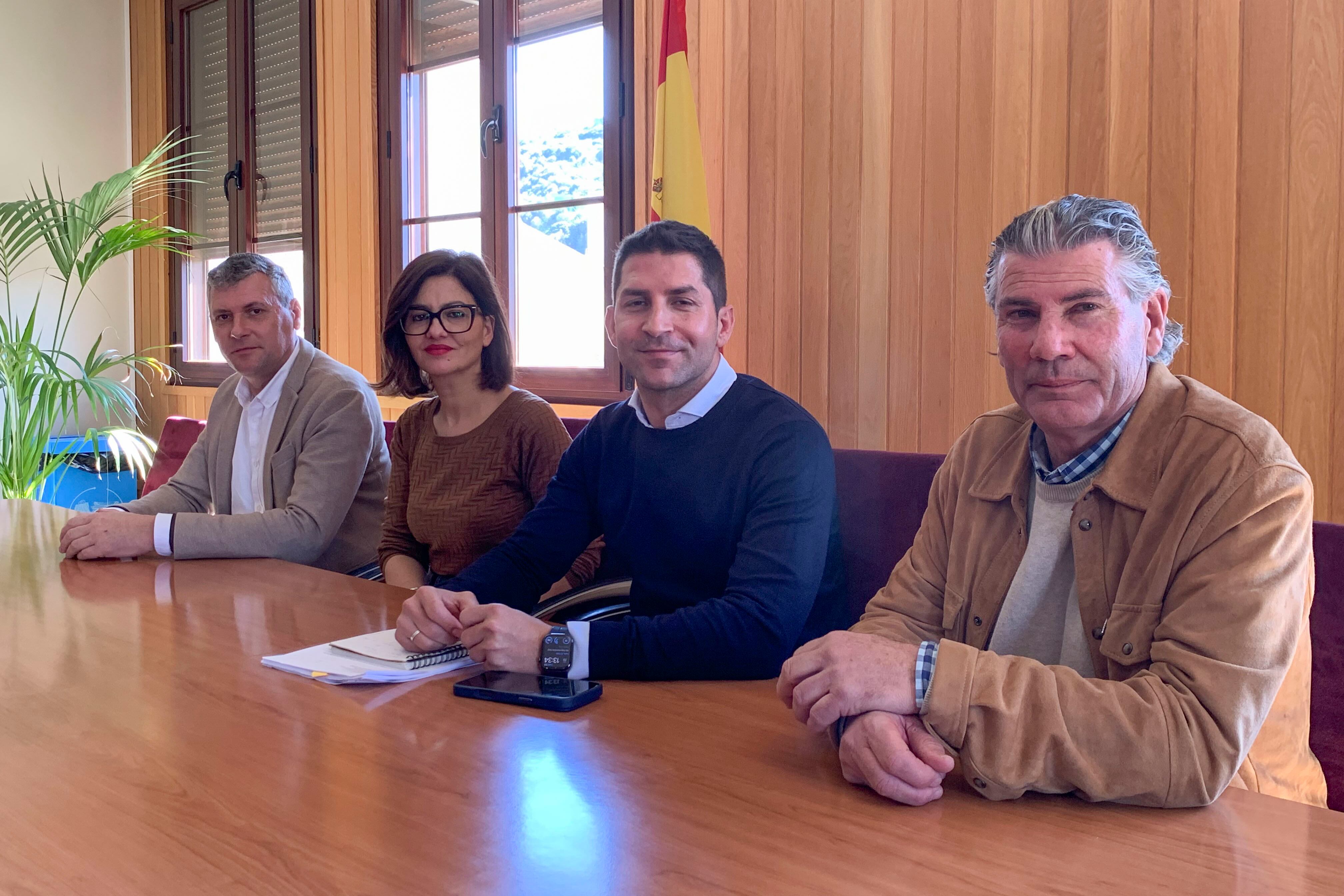 CASARES (MÁLAGA), 23/02/2026.- La ministra de Juventud e Infancia, Sira Rego, junto al alcalde de Jimena de la Frontera (Cádiz), Francisco Gómez (i); al alcalde de Casares (Málaga), Juan Luis Villalon (2d); y al alcalde de San Martín del Tesorillo (Cádiz), Jesús Fernández (d),durante su reunión en la Tenencia de Alcaldía de Secadero, en Casares (Málaga). EFE / Esther Gómez