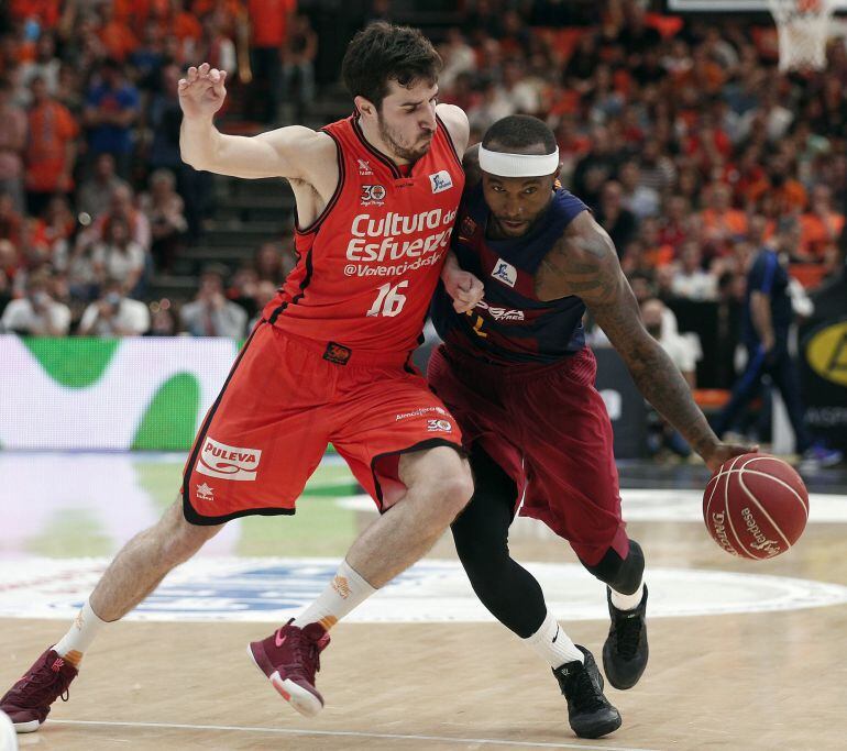 Guillem Vives (Valencia Basket) defiende a Tyrese Rice (Barça)