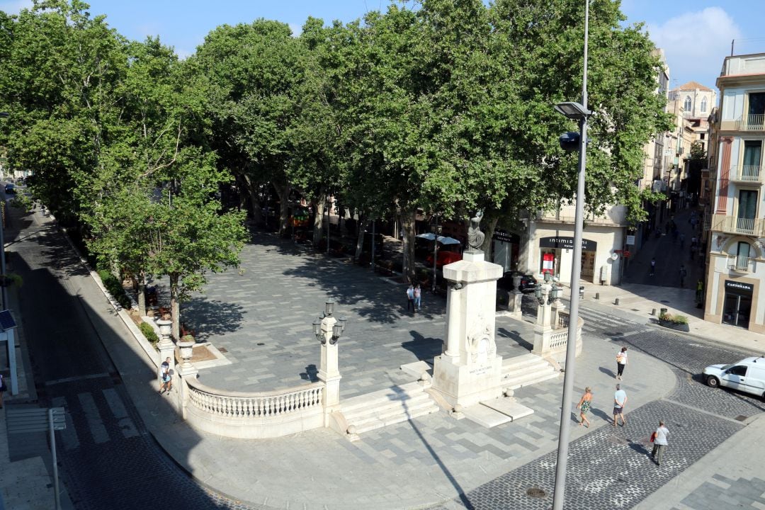 Imatge aèria de la Rambla de Figueres pràcticament buida.