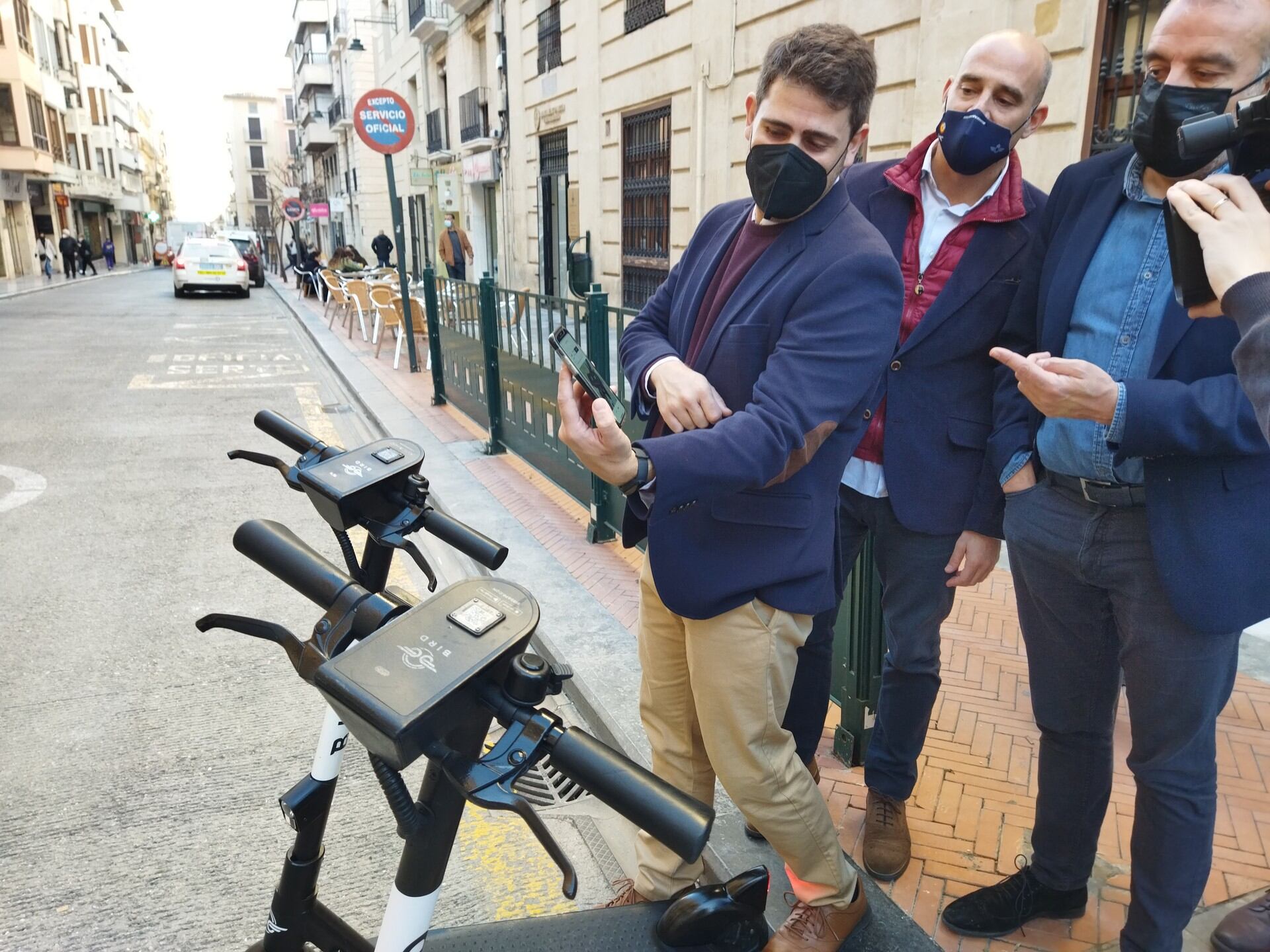 Antonio Relaño, director de operaciones de BIrd en España; Jordi Martínez, edil de Movilidad Sostenible y el técnico de Miguel Signes presentando los patinetes que circularán por la ciudad.