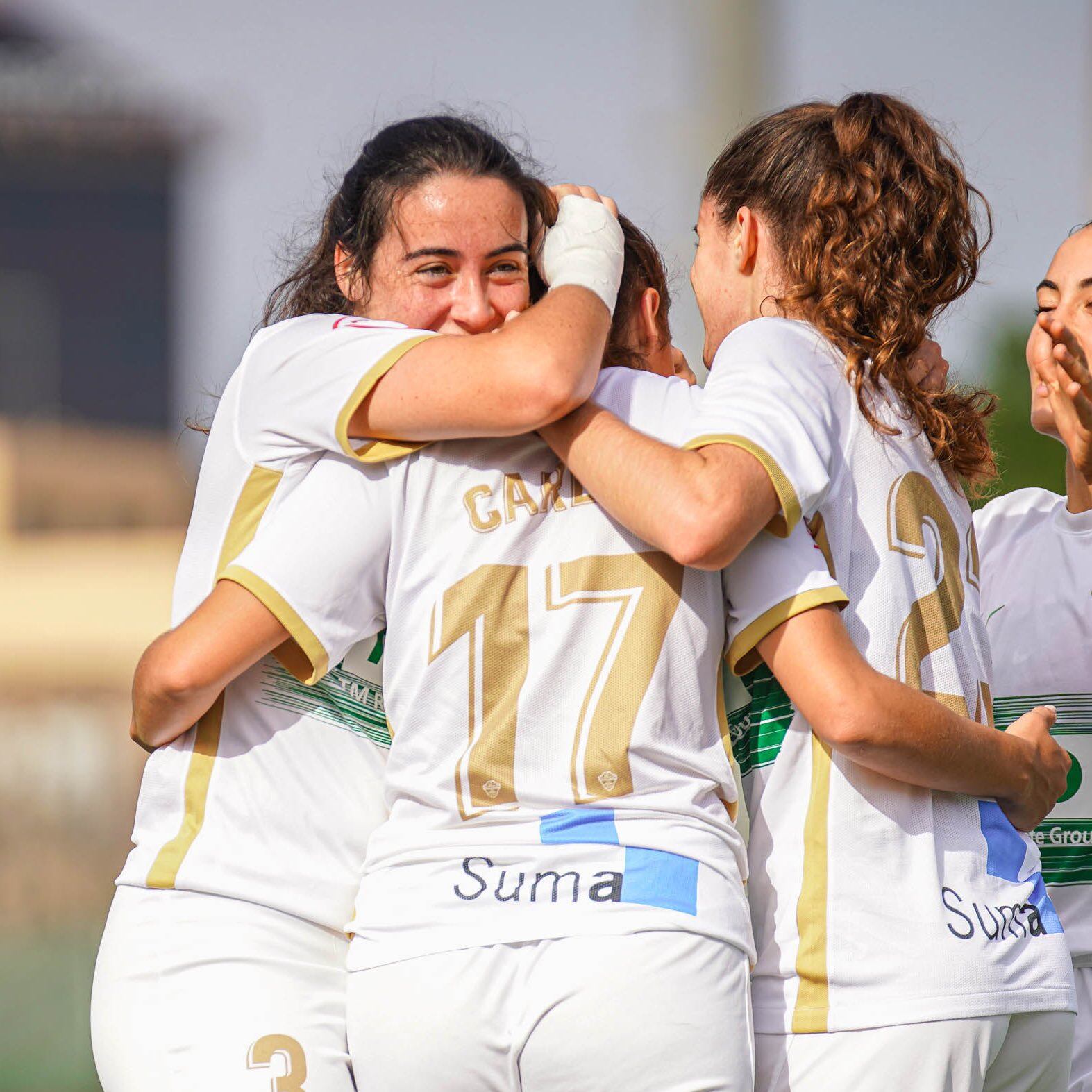 Las jugadoras del Elche felicitan a Carla tras su gol la pasada jornada