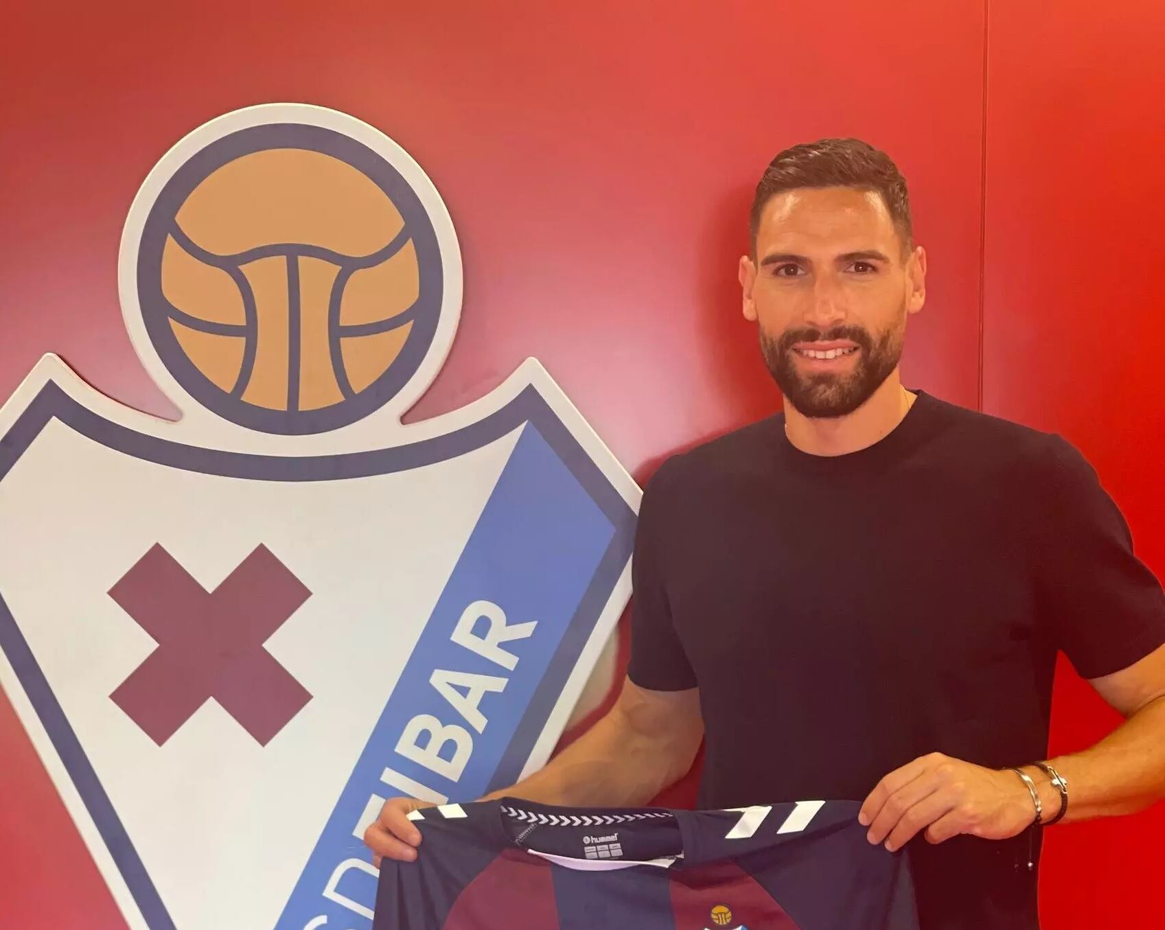 Antonio Puertas posando con la camiseta de su nuevo equipo.