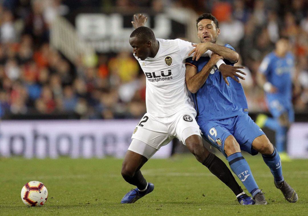 Kondgobia y Jorge Molina pelean un balón