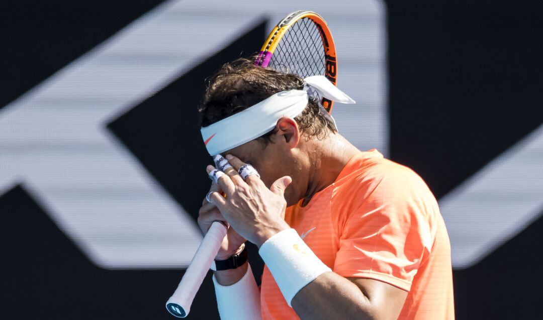 Nadal se lamenta tras perder un juego en el duelo de octavos frente a Fognini de este lunes