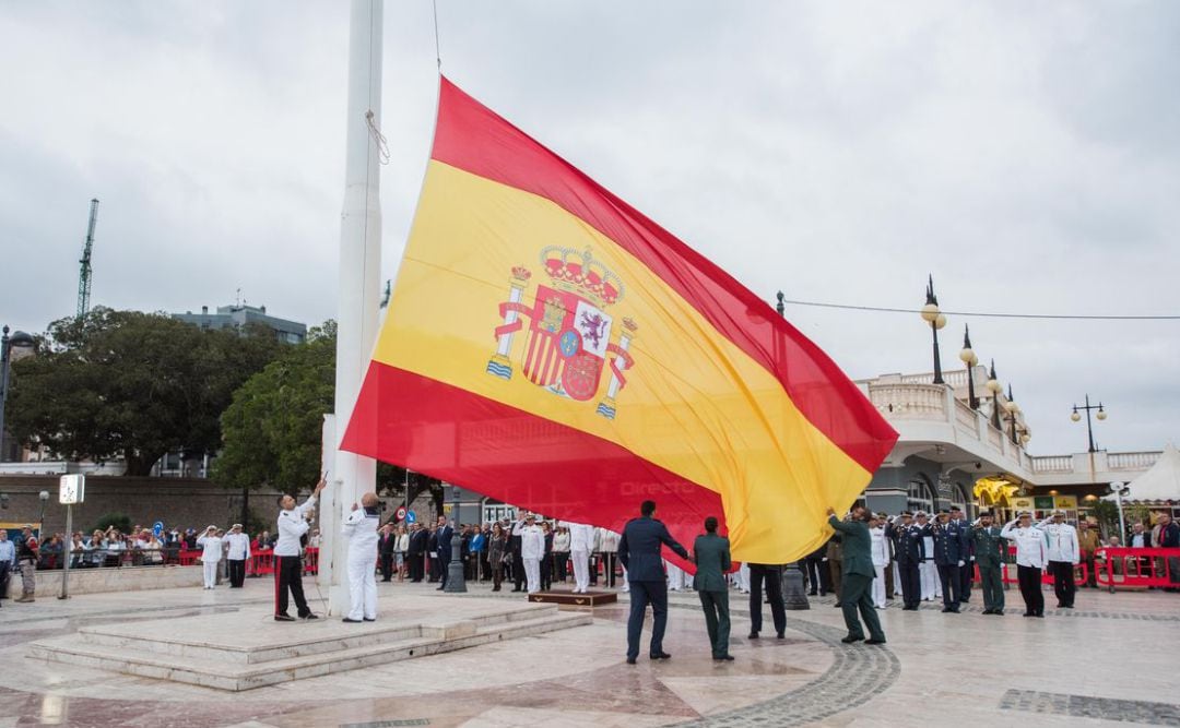 La enseña nacional siendo arriada en el puerto
