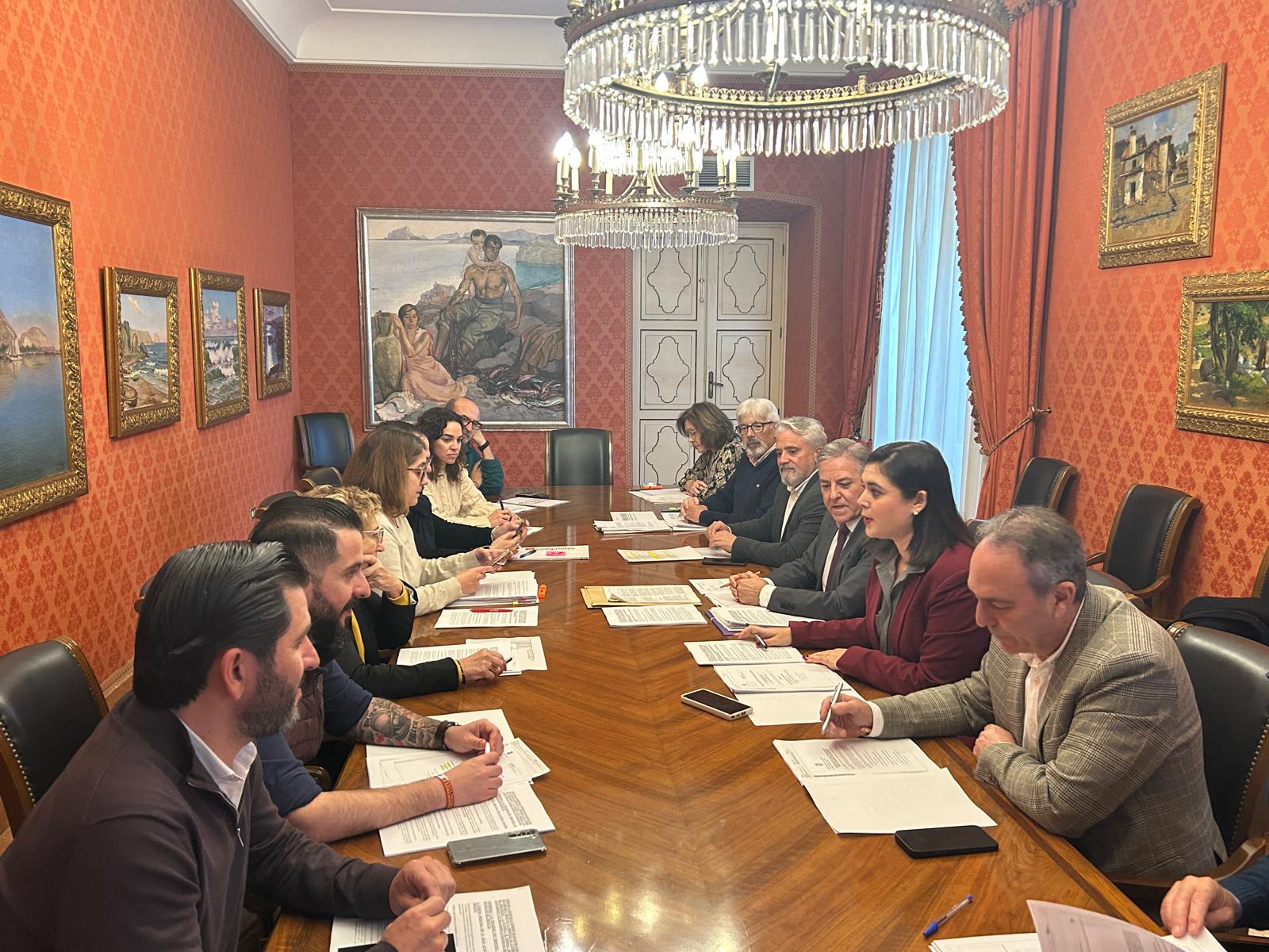 Momento de la Comisión de Hacienda antes de celebrar un pleno extraordinario para aprobar inicialmente los presupuestos de Alicante para el año 2026