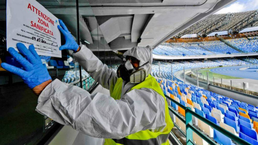 Así se desinfecta un estadio de fútbol ante la amenaza del coronavirus 