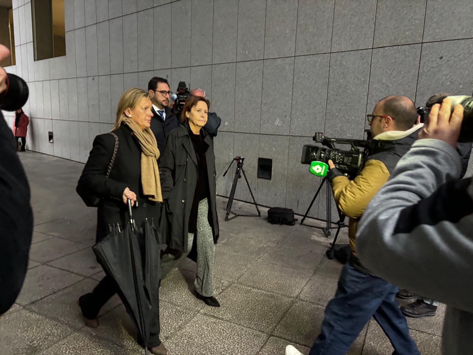 Carmen Moriyón, presidenta de Foro llega a los juzgados de Oviedo.