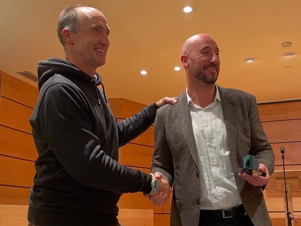 Iñaki Osoro (izq), presidente del Club Deportivo Eibar, recibe el premio Txopitea eta Pakea / FOTO: Jon Iraola vía X