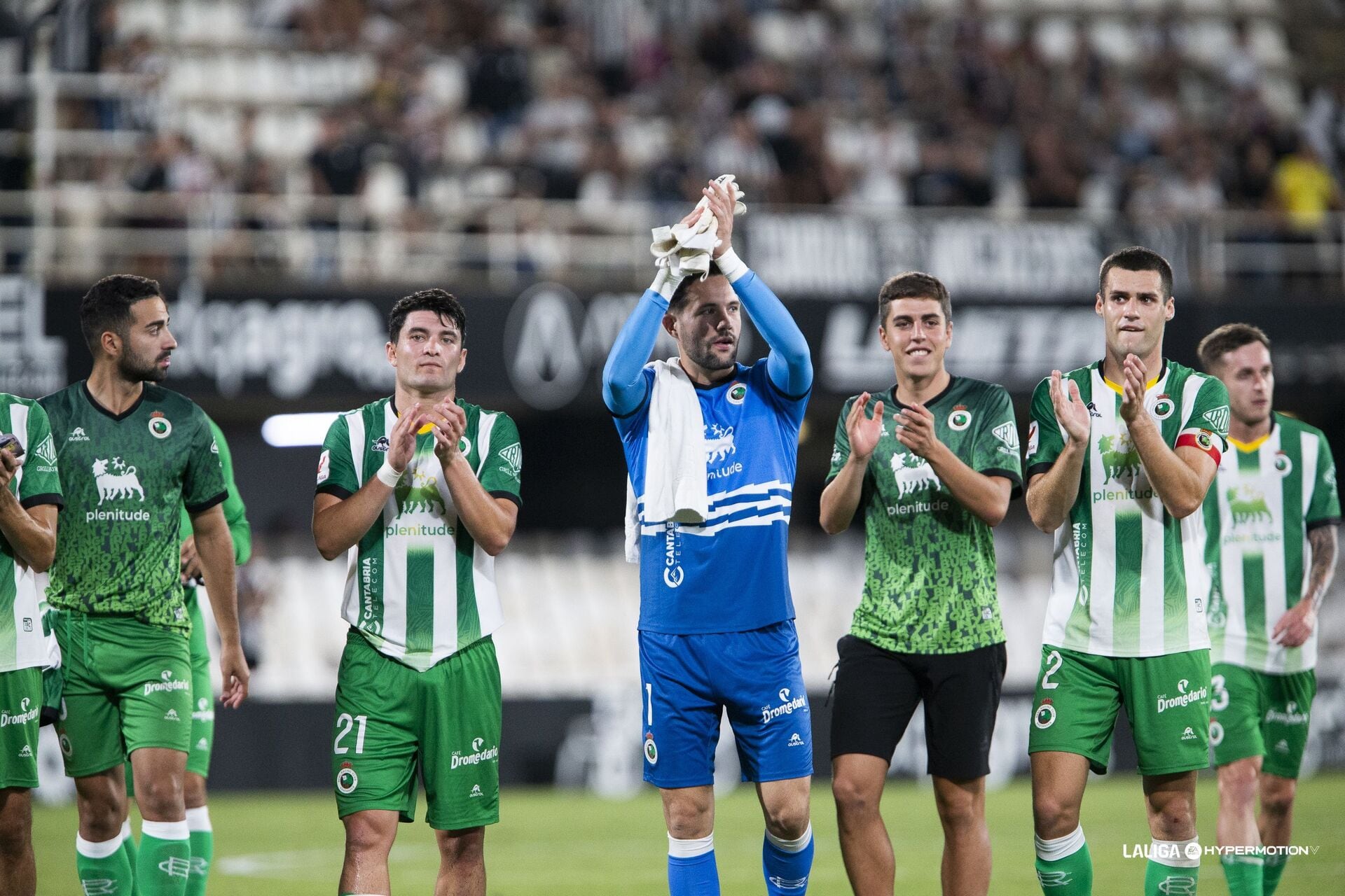 La plantilla del Racing festeja la victoria en Cartagena