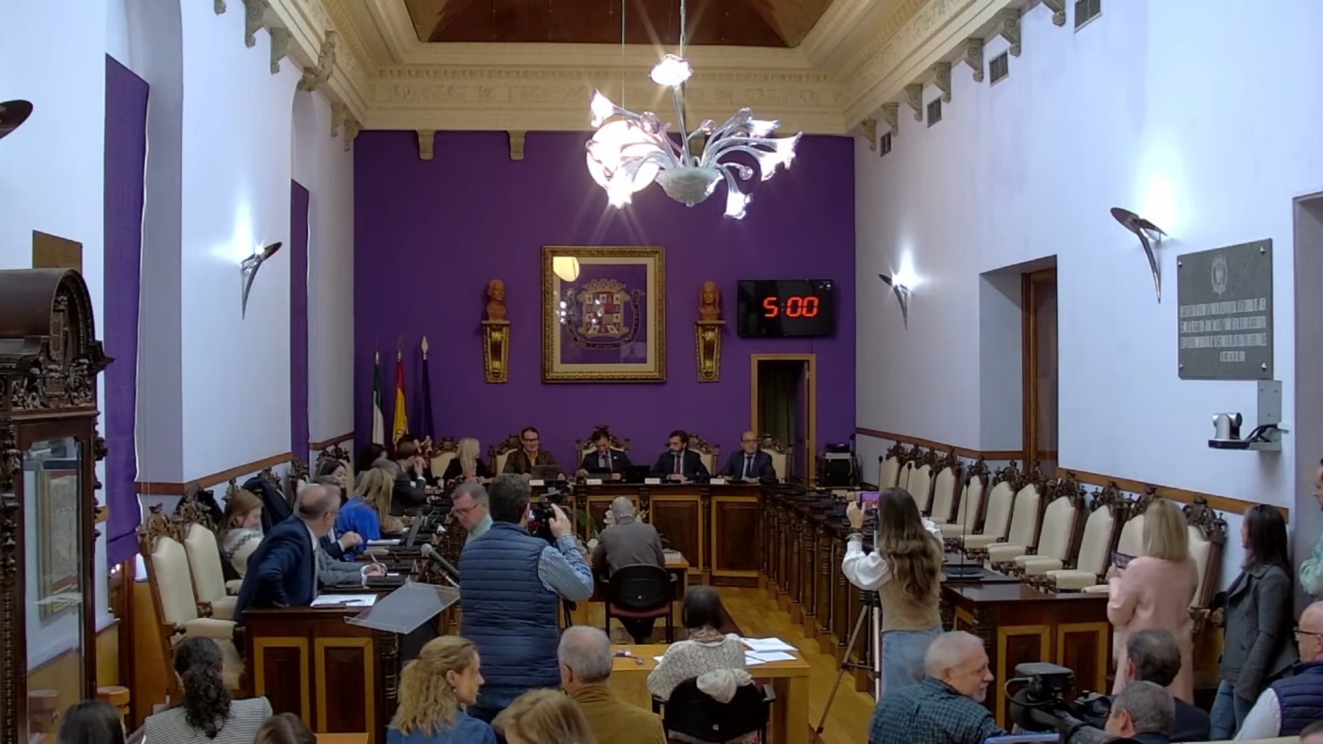 Sesión plenaria en el Ayuntamiento de Jaén, con la bancada del PSOE vacía