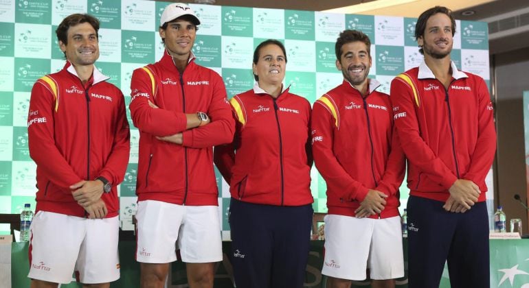 Tenistas españoles tras la ceremonia del sorteo de la Copa Davis (Feliciano López a la derecha)