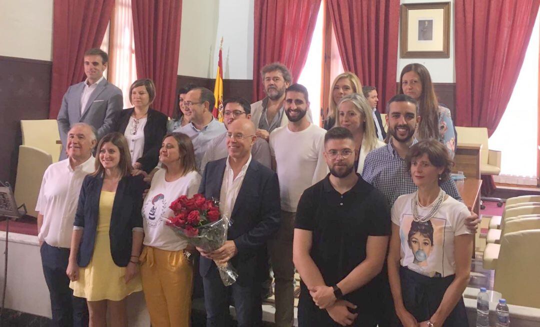 García junto a toda la corporación municipal, equipo y oposición