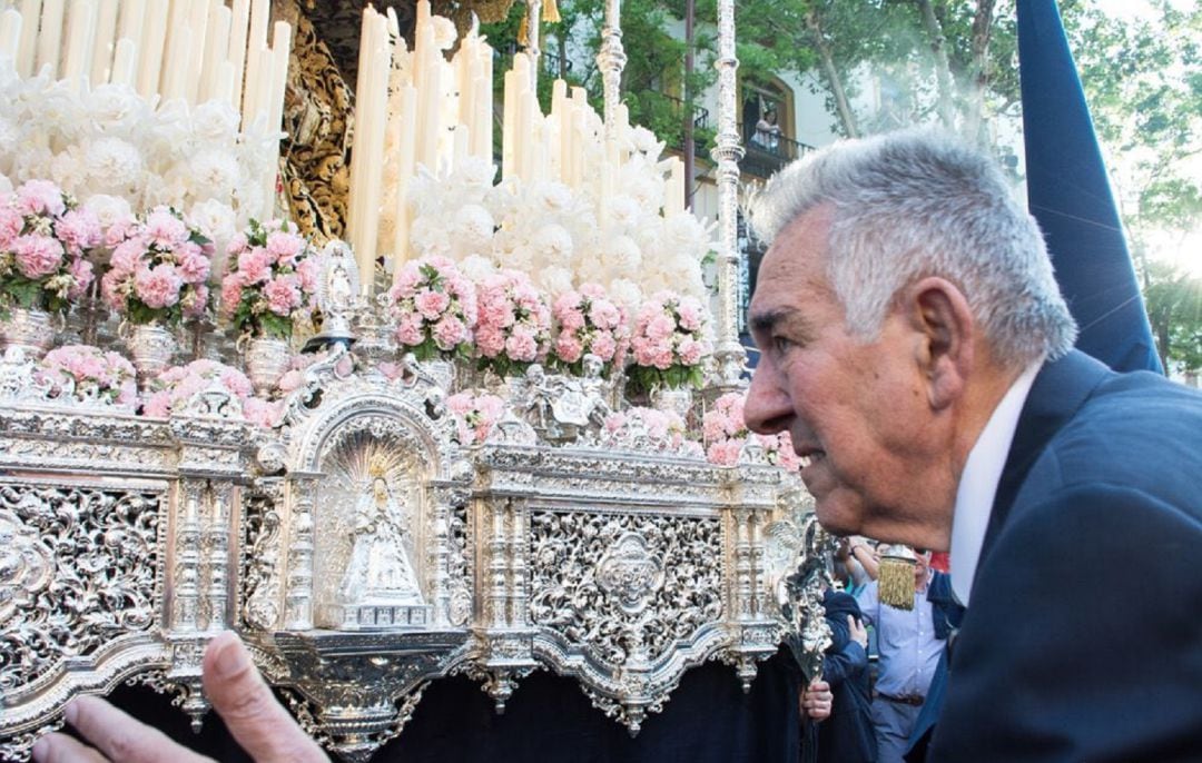 Rafael Díaz Palacios, ya retirado de los martillos, ante el palio de la Virgen de la Caridad del Baratillo el Miércoles Santo de 2017