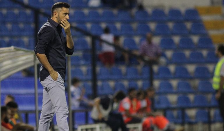 Manolo Herrero sale del banquillo durante un partido