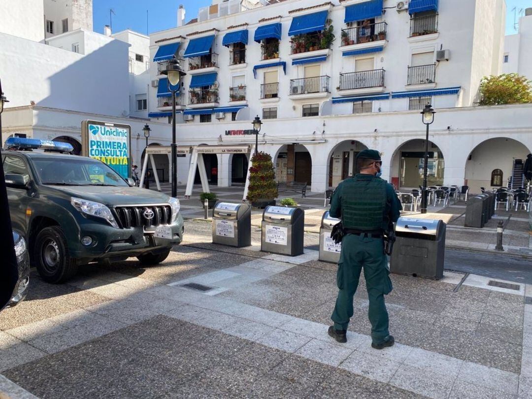 Agente de la Guardia Civil en la calle Sevilla de Algeciras