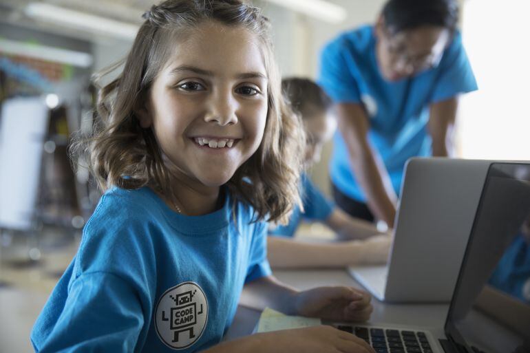 Una niña aprendiendo a programar