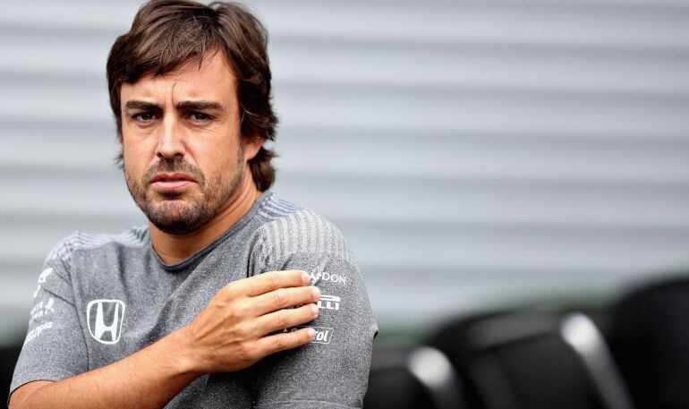 Fernando Alonso, en el &#039;paddock&#039; de Spa.