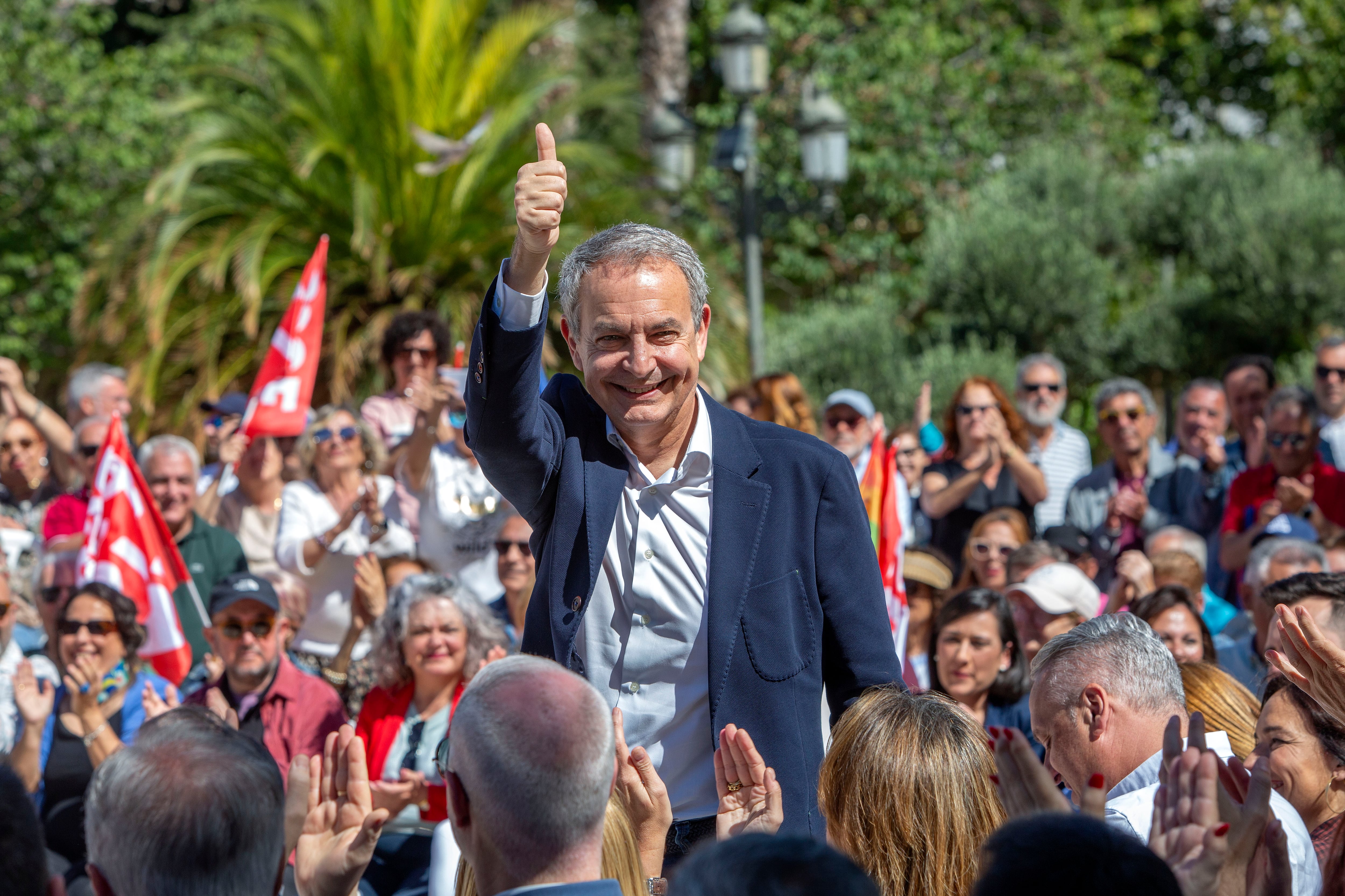 El expresidente del Gobierno, José Luis Rodríguez Zapatero, en un acto en Cádiz este domingo, junto a candidata socialista a las elecciones europeas, Teresa Ribera y el secretario general del PSOE-A, Juan Espadas.