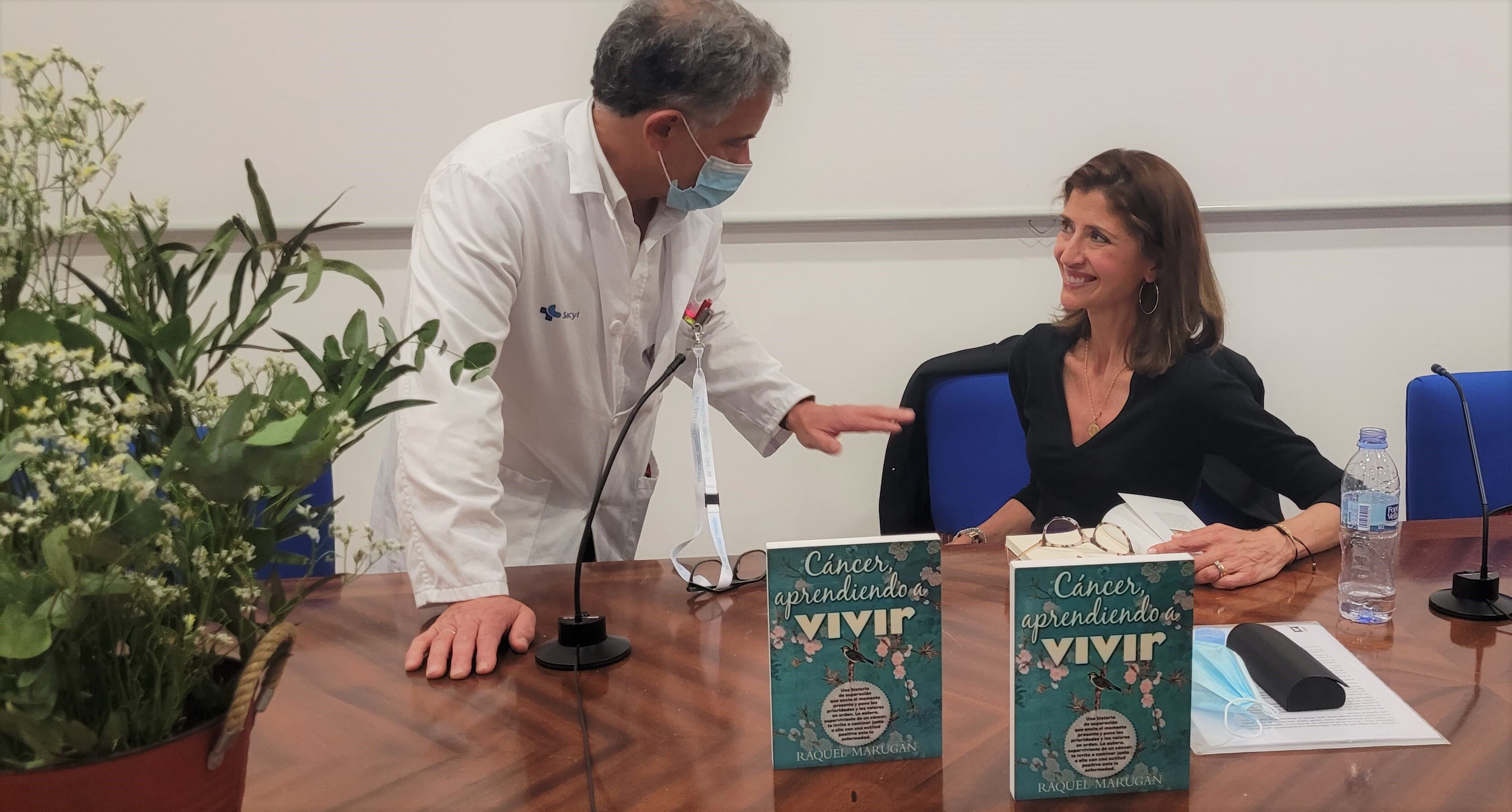 Profesionales del CAUPA acompañan a Raquel Marugán en la presentación de su libro ‘Cáncer, aprendiendo a vivir’