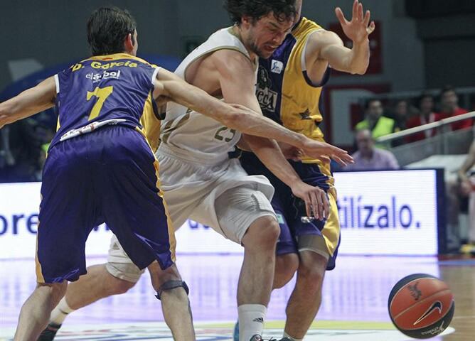 El base del Real Madrid Sergio Llull intenta superar al jugador del Blancos de Rueda Valladolid Diego García durante el partido aplazado, correspondiente a la vigésimo tercera jornada de la Liga Endesa