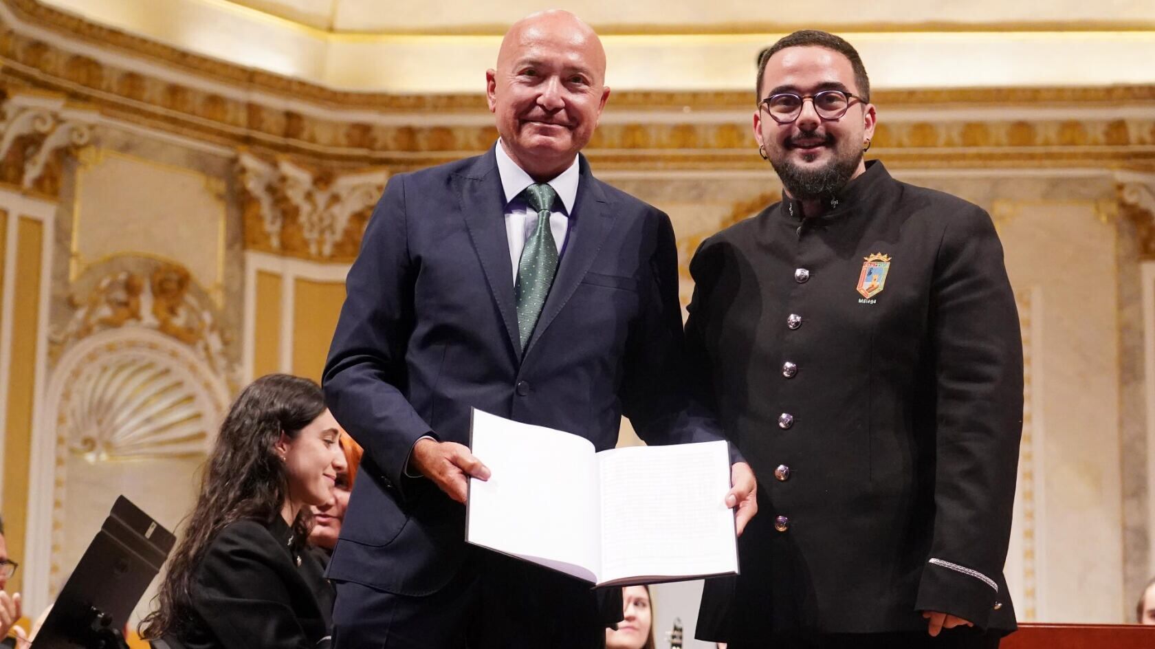 El presidente del Unicaja Antonio Jesús López Nieto con el director de la Banda de Música de Churriana