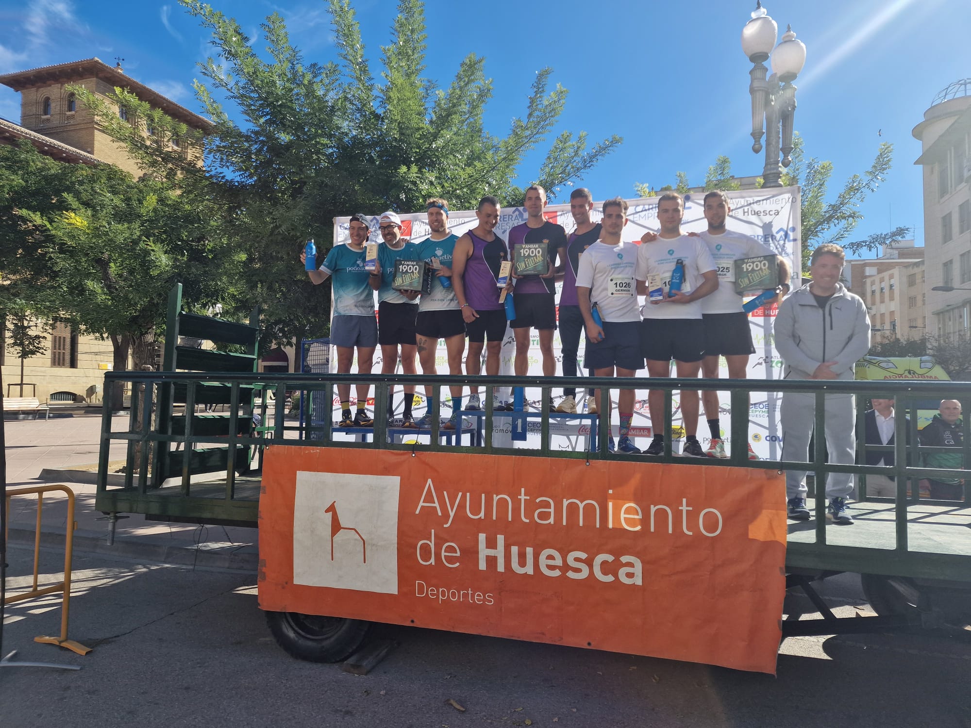 Los tres equipos masculinos ganadores de la carrera ESIC