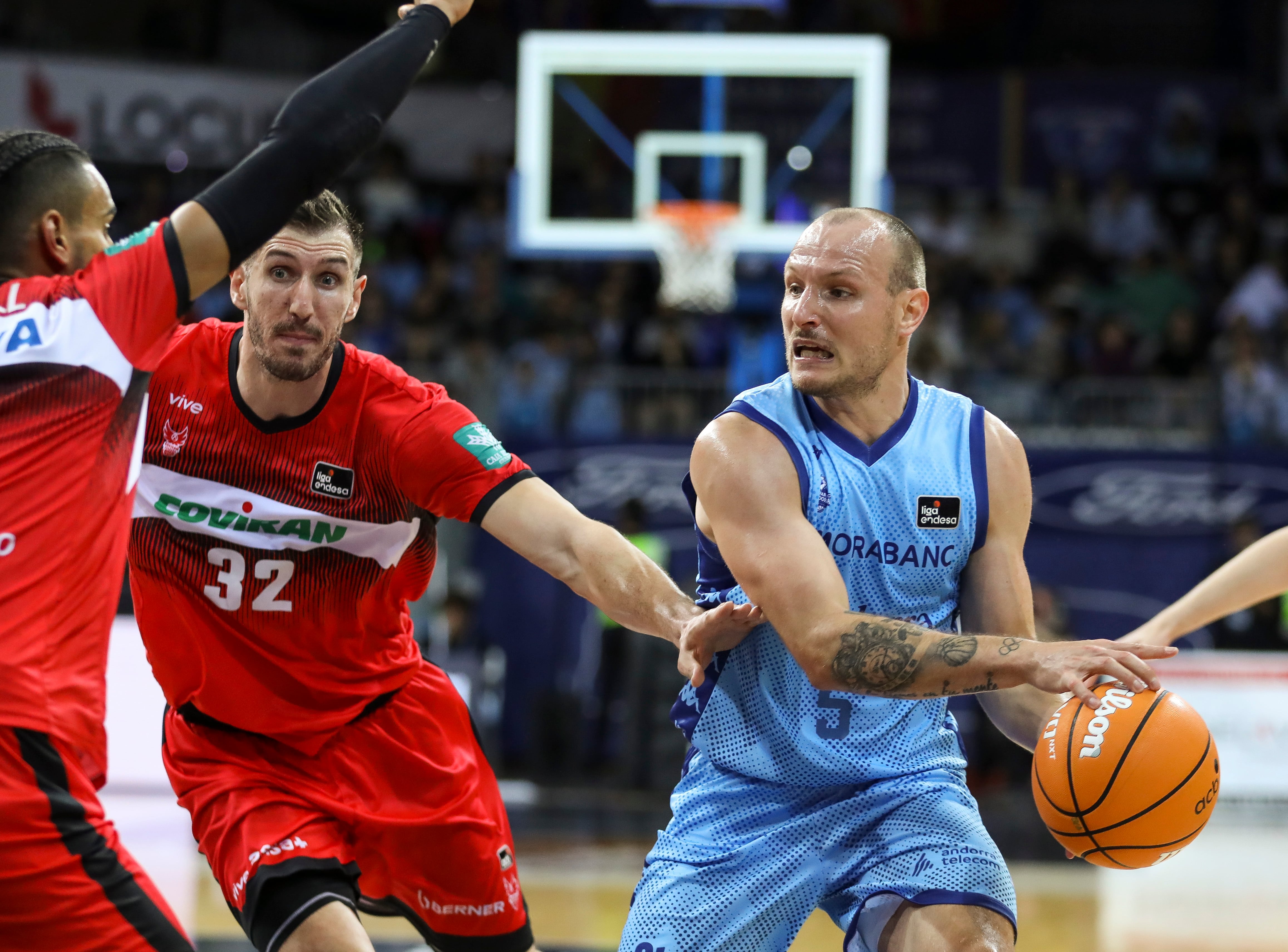 El base del MoraBanc Andorra Rafa Luz defensa una pilota davant el pivot del Coviran Granada Rubén Guerrero (i) durant el partit de la cinquena jornada de la Lliga Endesa disputat dissabte al polisportiu d&#039;Andorra.