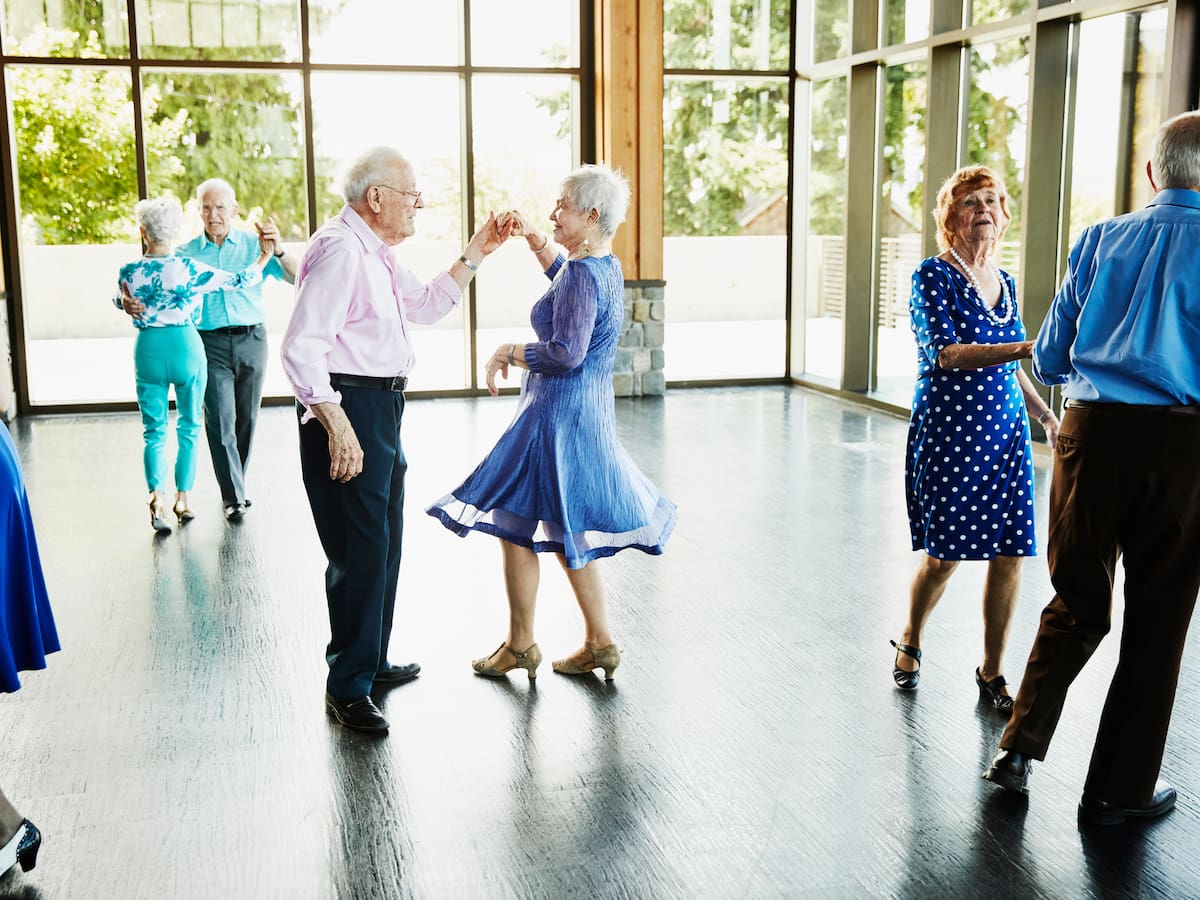 Bailar, aprender y disfrutar a los 70: el auge del ocio para mayores