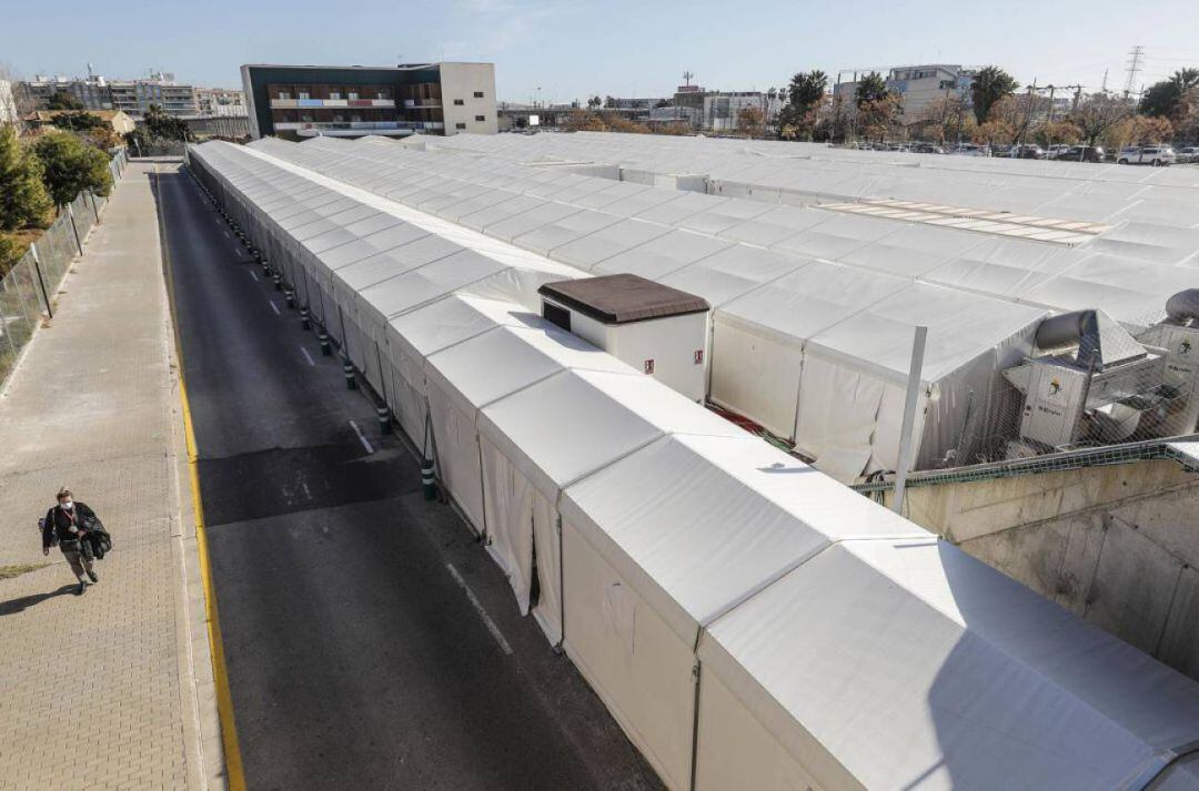 Imagen aérea del hospital de campaña junto a La Fe de València que se construyó en abril de 2020