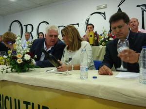 La presidenta de la Junta de Andalucía conversa con el reelegido Secretario General de COAG-Andalucía, MIguel López