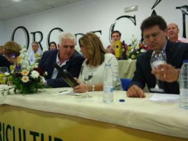 La presidenta de la Junta de Andalucía conversa con el reelegido Secretario General de COAG-Andalucía, MIguel López